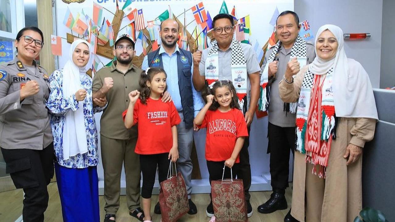Potret Irjen Krishna Murti Bertemu Anak-Anak Palestina, Ada Momen Haru Berpelukan Sambil Bilang 'Aku Sayang Kamu