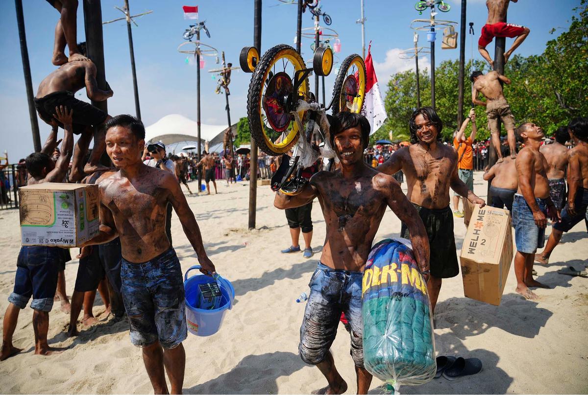 FOTO: Serunya Panjat Pinang di Ancol, 400 Peserta Rebut Hadiah Kemerdekaan