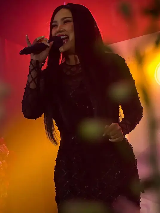 <p>Pertambahan usia tampaknya tak membuat penyanyi Titi DJ berubah fisik. Diva yang populer lewat tembang Bahasa Kalbu ini makin cetar. (FOTO: instagram.com/ti2dj/)</p>