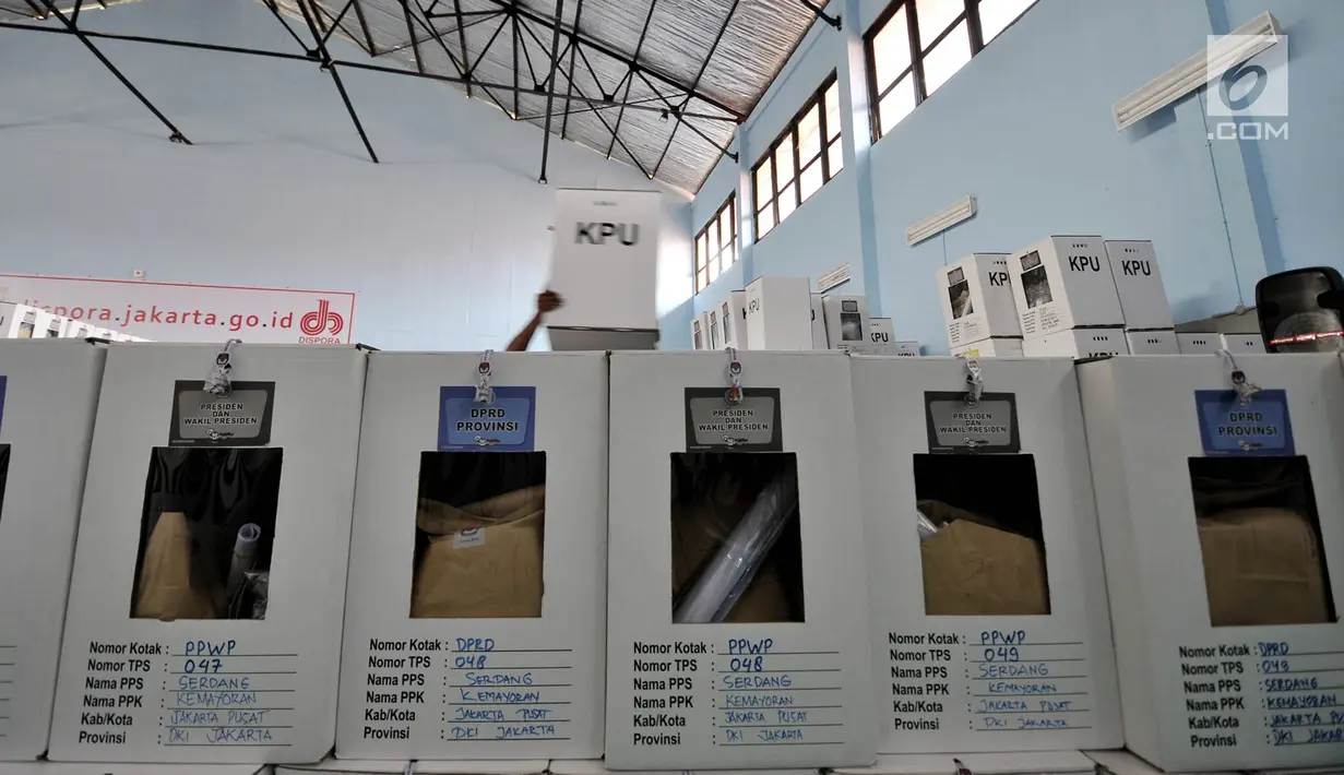 Sejumlah logistik Pemilu 2019 yang telah disegel sebelum didistribusikan ke kelurahan di Gudang Logistik Kecamatan Kemayoran, Jakarta, Senin (15/4). Penyegelan gembok dan logistik lainnya dilakukan untuk menjamin keamanan surat suara saat didistribusikan ke kelurahan. (merdeka.com/Iqbal Nugroho)