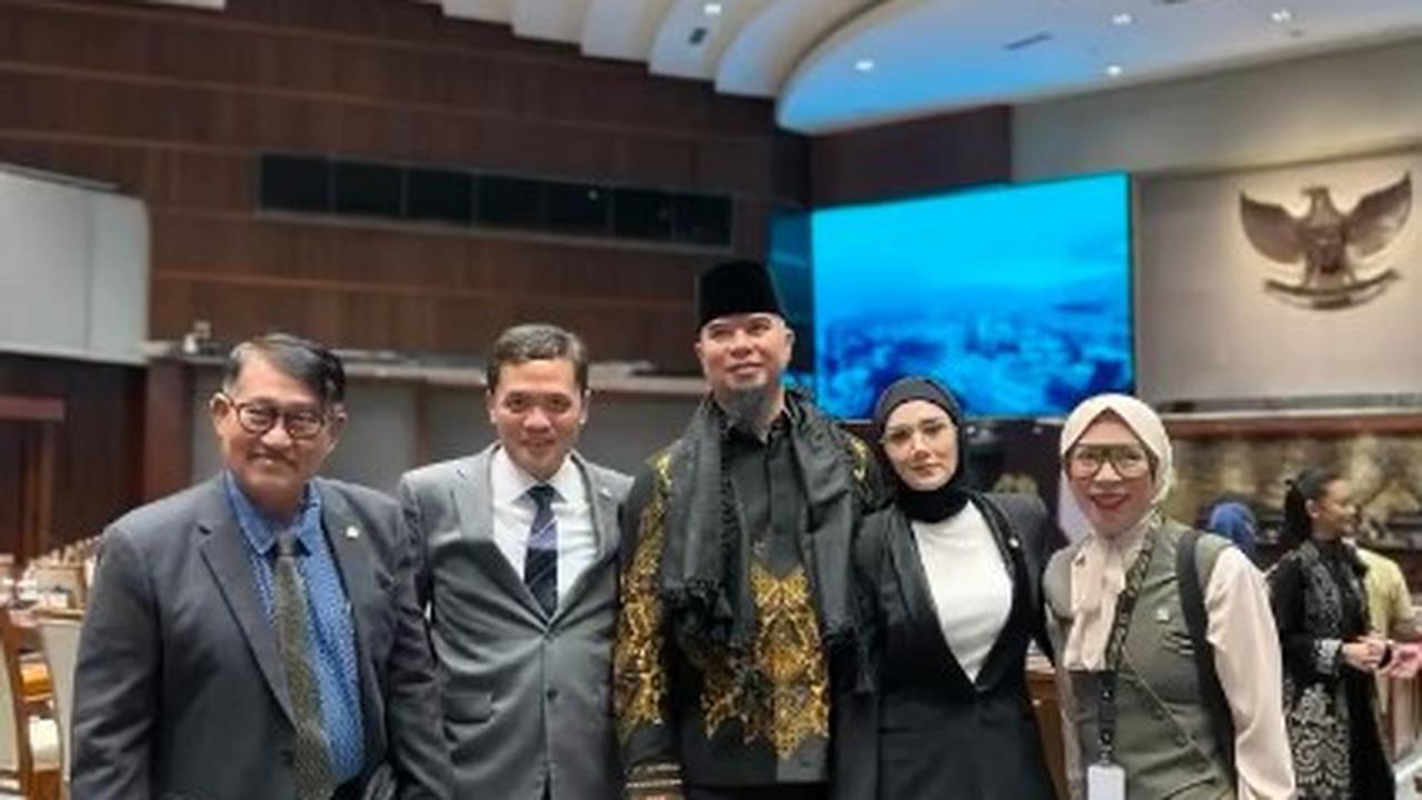 Sweet! Ini 7 Potret Mulan Jameela dan Ahmad Dhani yang Kini Sama-Sama Anggota DPR, Berangkat Bareng - Rapikan Baju Suami