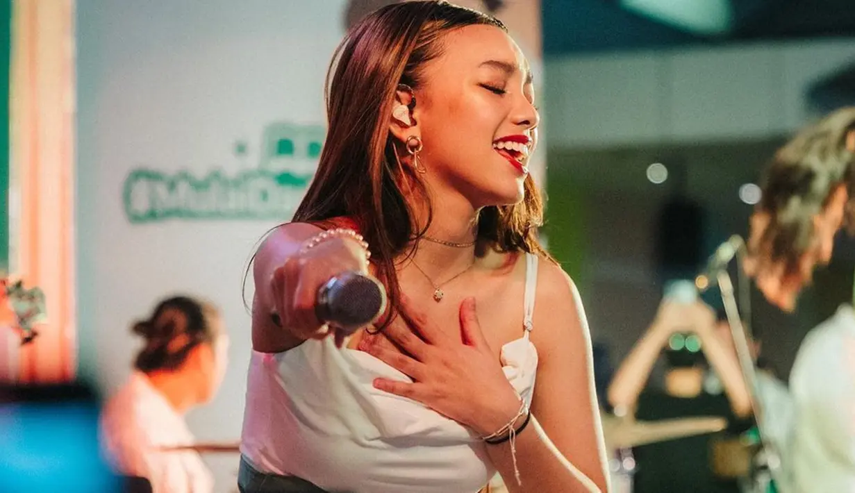 Suara merdu pelantun lagu jalan tengah ini selalu menghipnotis para pendengarnya. Ia juga pandai membawa suasana saat di atas panggung. Naura Ayu tampak energik mengajak penontonnya untuk bernyanyi bersama.(Liputan6.com/@naura.ayu)