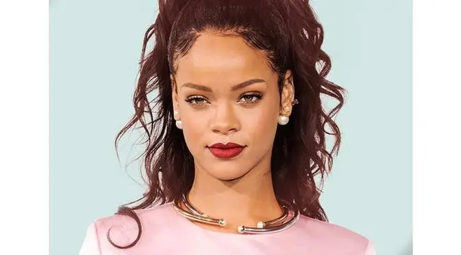 Sukses dengan lini fashion, kini Rihanna menghadirkan koleksi makeup yang wajib untuk Anda miliki. 