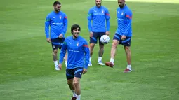 Gelandang Italia Sandro Tonali (depan) menghadiri sesi latihan tim nasional di Moenchengladbach, Jerman barat, Senin (13/6/2022). Jerman dan Italia akan kembali duel pada matchday 4 Grup 3 UEFA Nations League A 2022/2023 di Borussia-Park, Rabu 15 Juni 2022 dini hari WIB. (Ina FASSBENDER / AFP)