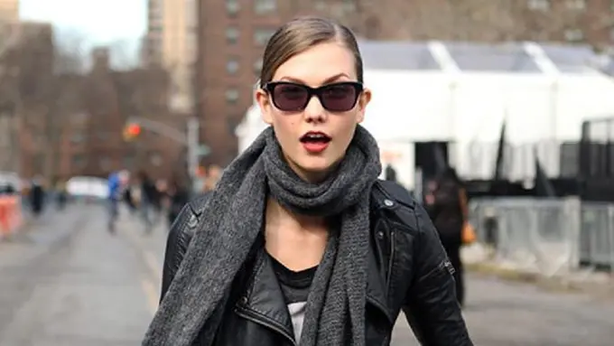 Outfit Terlihat Stylish dengan Tambahan Scarf