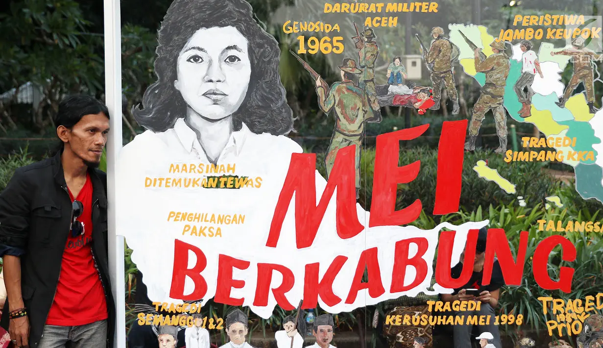 Jaringan Solidaritas Korban untuk Keadilan (JSKK) menggelar aksi kamisan ke-493 di depan Istana Negara, Jakarta, Kamis (18/5). Mereka meminta pemerintah menyelesaikan kasus pelanggaran HAM yang terjadi di seluruh Indonesia.(Liputan6.com/Immanuel Antonius)