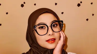 Inilah potret Awkarin yang terlihat makin religius saat mengenakan hijab. Pemilik nama asli Karin Novilda Sulaiman ini sukses bikin pangling netizen. Pasalnya, Karin Novilda justru banjir pujian dengan transformasi Awkarin yang mengenakan hijab ini. (Liputan6.com/IG/narinkovilda).