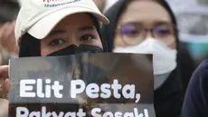 Seorang mahasiswi peserta aksi memegang poster sambil menangis haru saat menyuarakan aspirasi dalam demonstrasi di kawasan Bundaran Hotel Indonesia (HI), Jakarta, Rabu (28/10/2026). (KLY/Budy Santoso)