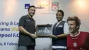 Presiden Komisaris AXA Mandiri Agus Haryoto Widodo memberikan cinderamata kepada pemain legendaris Liverpool Vladimir Smicer pada sharing and learning kepada anak-anak U-12 di Grand Futsal, Jakarta, Jumat (8/2). (Liputan6.com/Fery Pradolo)