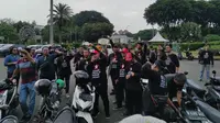 Ketua Umum Barikade 98 Benny Rhamdani bersama ribuan Aktivis Lintas Generasi Tegak Lurus Reformasi menggeruduk Istana Negara, Jakarta, Kamis (1/2/2024) hendak 'menjaga' Istana agar tak diduduki oleh orang yang diduga sebagai pelanggar HAM. (Ist)