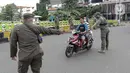 Petugas Satpol PP memberhentikan pengendara sepeda motor saat melakukan razia masker di kawasan Kota Tua, Jakarta, Kamis (24/2/2022). Pemerintah pusat kembali memperpanjang masa PPKM level 3 untuk wilayah Jakarta, Bogor, Depok, Tangerang dan Bekasi (Jabodetabek). (Liputan6.com/Faizal Fanani)
