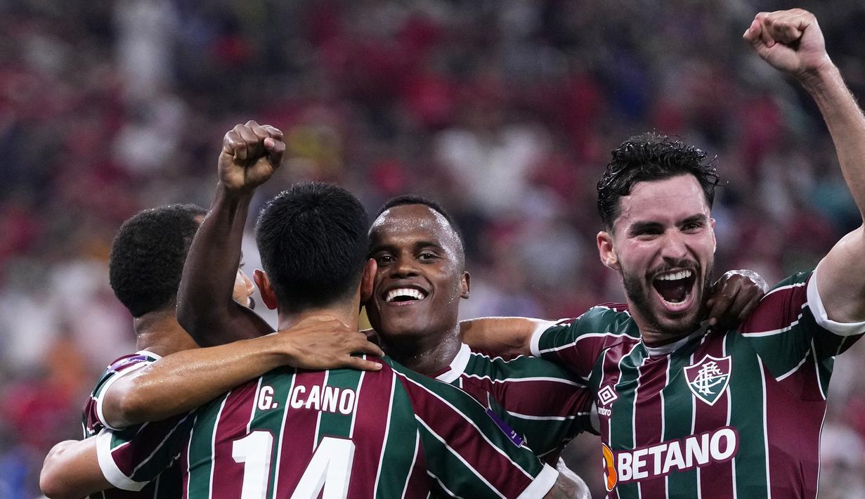 Selebrasi gelandang Fluminense, Jhon Arias (tengah) setelah mencetak gol pertama timnya ke gawang Al Ahly melalui eksekusi penalti pada laga semifinal Piala Dunia Klub 2023 di King Abdullah Sports City Stadium, Arab Saudi, Selasa (19/12/2023) dini hari WIB. (AP Photo/Manu Fernandez)