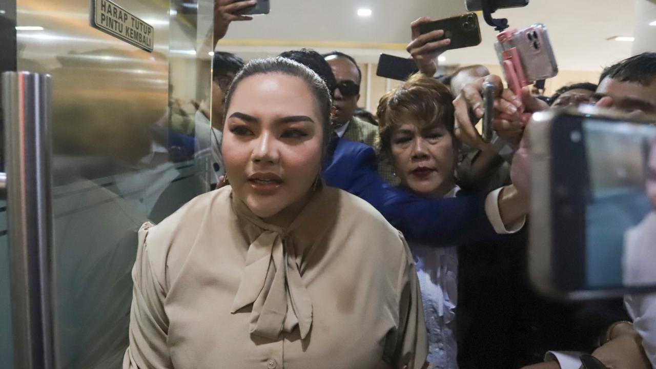 FOTO: Lisa Mariana Sambangi Mabes Polri, Jalani Tes DNA