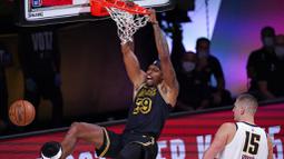 Pebasket Los Angeles Lakers, Dwight Howard, memasukkan bola saat melawan Denver Nuggets pada gim kedua final wilayah barat Playoff NBA 2020, Senin (21/9/2020). Lakers menang dengan skor 105-103. (AP/Mark J. Terrill)