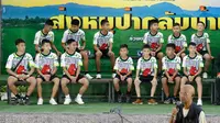 12 anak laki-laki dan pelatih sepak bola mereka, yang diselamatkan dari gua banjir di Thailand muncul di depan umum untuk pertama kalinya sejak keluar dari rumah sakit di Chiang Rai, Rabu (18/7). Mereka menceritakan pengalaman mereka. (AP/Vincent Thian)
