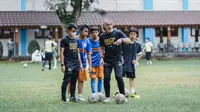 Dewa United Gelar Coaching Clinic di Global Islamic School Serpong (Dewi Divianta/Liputan6.com)
