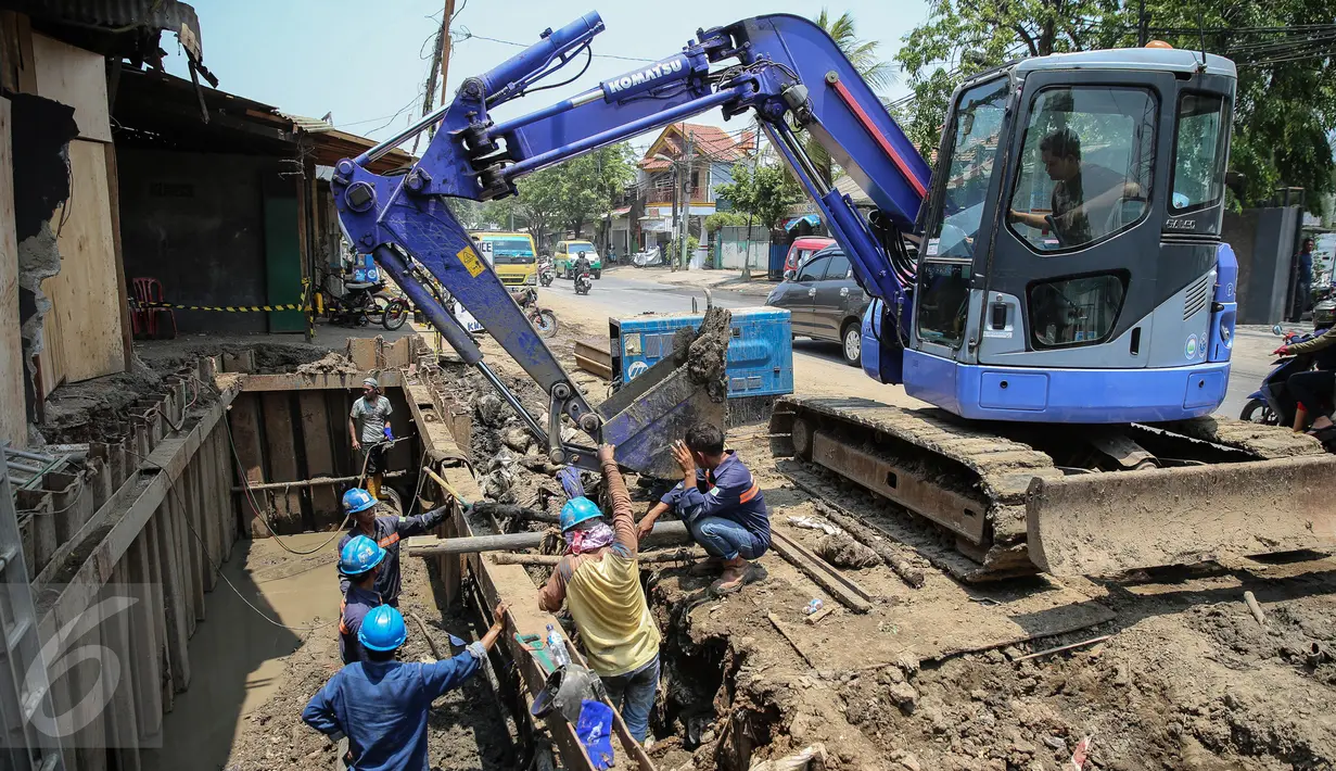 Aktivitas pekerja saat memasang pipa gas, Jakarta, Rabu (30/9/2015). PT Perusahaan Gas Negara Tbk (PGN) mengklaim siap menjadi aggregator gas atau badan penyangga gas nasional. (Liputan6.com/Faizal Fanani)