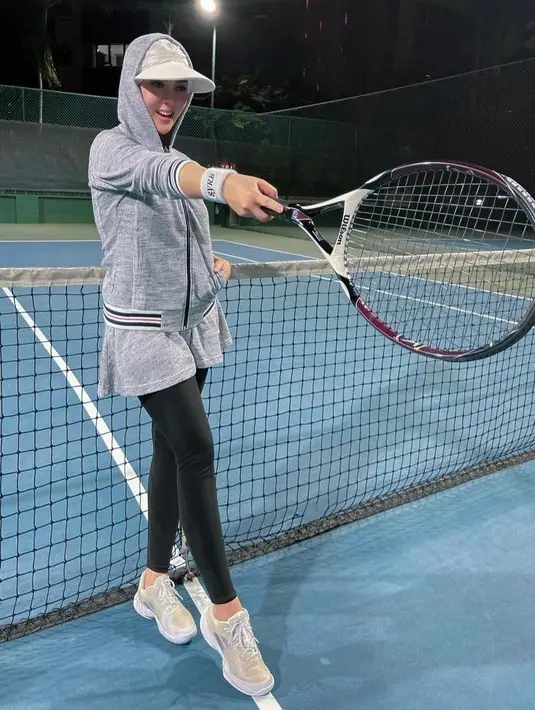 Setelah 18 vakum, baru-baru ini Syahrini kembali menekuni hobi lamanya yakni, Tenis.