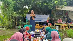 Suasana pelatihan pengolahan limbah minyak jelantah di Bank Sampah Azalea, Bogor, yang digelar oleh BRI melalui program CSR BRI Peduli – Yok Kita Gas. Kegiatan ini melibatkan ibu-ibu PKK Kelurahan Babakan serta pengurus bank sampah setempat. (Adv/BRI Peduli)
