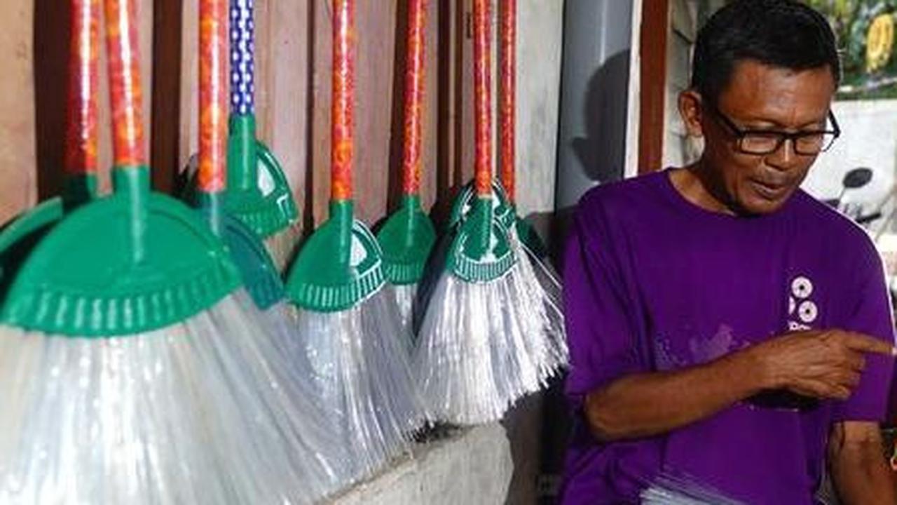 Bambang dan istrinya bisa menghasilkan 25 sapu per hari.