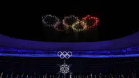 Kembang api berbentuk Cincin Olimpiade meledak di atas Stadion Nasional saat upacara penutupan Olimpiade Musim Dingin 2022, di Stadion Nasional, Beijing, China, Minggu (20/2/2022). Penutupan Olimpiade Musim Dingin 2022 dihadiri Presiden China, Xi Jinping. (AP Photo/Natacha Pisarenko)