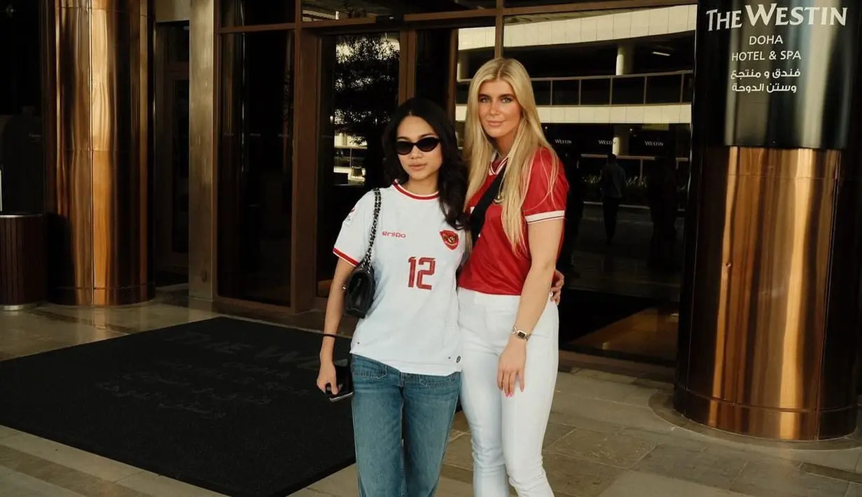 Azizah Salsha sendiri memasangkan jersey Timnas warna putihnya dengan celana jeans dan shoulder bag. Penampilannya dipermanis dengan kacamata hitam. [@acadumpie]