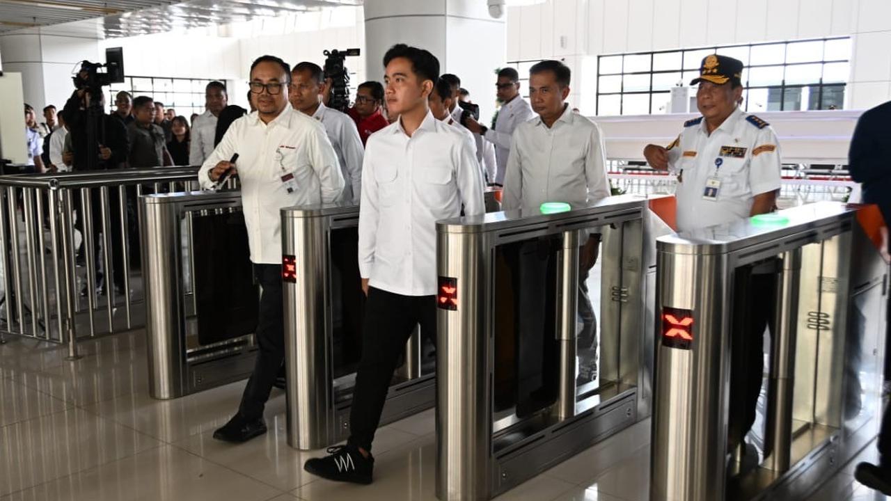 VIDEO: Intip Gaya Wapres Gibran Rapat di Kereta Cek Proyek Stasiun KCIC Karawang