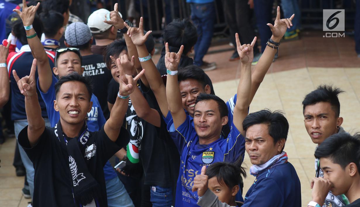 Suporter Persib saat antre masuk area Stadion Gelora Bandung Lautan Api, Bandung, Selasa (16/1). Persib akan menjamu Sriwijaya FC pada laga perdana Piala Presiden 2018 yang akan dibuka oleh Presiden Joko Widodo. (Liputan6.com/Helmi Fithriansyah)