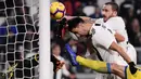 Bek Juventus, Leonardo Bonucci, membobol gawang Frosinone pada laga Serie A di Stadion Allianz, Turin, Jumat (15/2). Juventus menang 3-0 atas Frosinone. (AFP/Marco Bertorello)