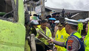 Kecelakaan lalu lintas melibatkan sebuah truk tronton bermuatan keramik terjadi di Jalan Wonosobo–Kertek, tepatnya di Simpang Empat Kertek, Kelurahan/Kecamatan Kertek, Kabupaten Wonosobo, Sabtu pagi (27/12/ 2025), sekitar pukul 06.15 WIB. (Liputan6.com/ Felek Wahyu)