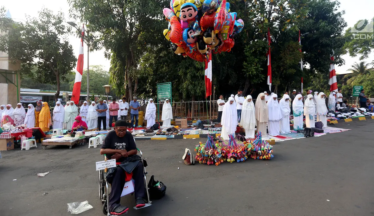 Umat Islam melakukan Salat Idul Adha 1438 H di dekat pintu gerbang masuk Masjid Istiqal, Jakarta, Jumat (1/9). Umat Islam di seluruh dunia merayakan Hari Raya Idul Adha tepat hari ini dengan berkurban dan menyembelih hewan. (Liputan6.com/Johan Tallo)
