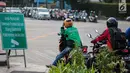Rambu Pendahulu Petunjuk Jurusan (RPPJ) portabel terpasang di Jalan MH Thamrin, Jakarta, Kamis (4/10). Meski terpasang rambu pemberitahuan uji coba tilang elektronik, masih banyak pengendara yang melanggar. (Liputan6.com/Faizal Fanani)