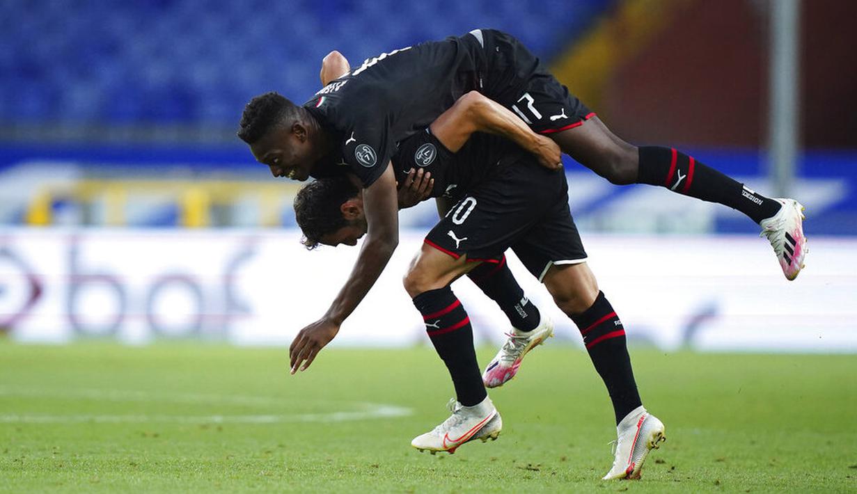 Pemain AC Milan, Hakan Calhanoglu, melakukan selebrasi bersama Rafael Leao usai mencetak gol ke gawang Sampdoria pada laga Serie A di Stadion Luigi Ferraris, Rabu (29/7/2020). AC Milan menang 4-1 atas Sampdoria. (Spada/LaPresse via AP)