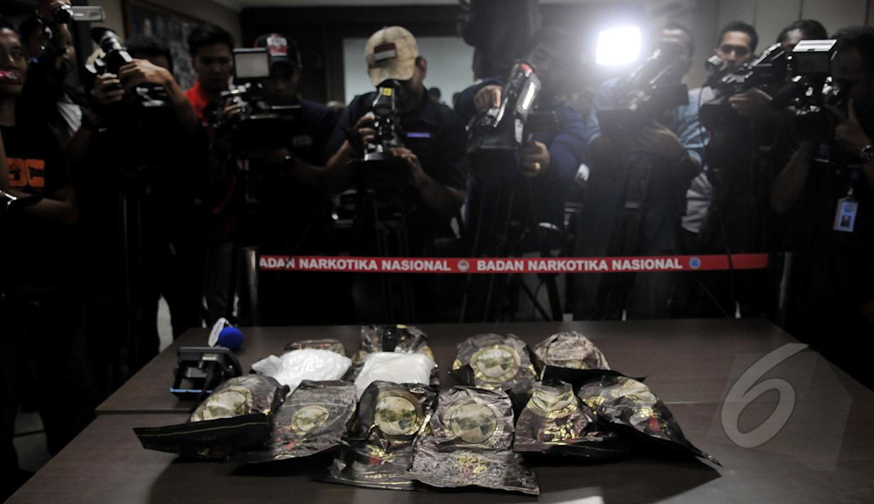 BNN merilis tangkapan penyelundupan narkotika jenis sabu seberat 10 kg dari Malaysia ke Indonesia di Gedung BNN, Jakarta, Kamis (16/4/2015). Dari penangkapan tersebut BNN berhasil mengamankan tiga orang tersangka. (Liputan6.com/Johan Tallo)