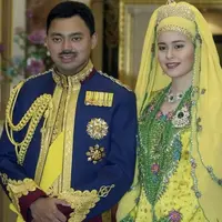 Sarah Salleh merupakan istri dari Al-Muhtadee Billah, Putra Mahkota Brunei Darussalam. Ia memiliki penampilan yang begitu glamor dengan mahkota yang khas. [Foto: royalwatcherdiary/ instagram]