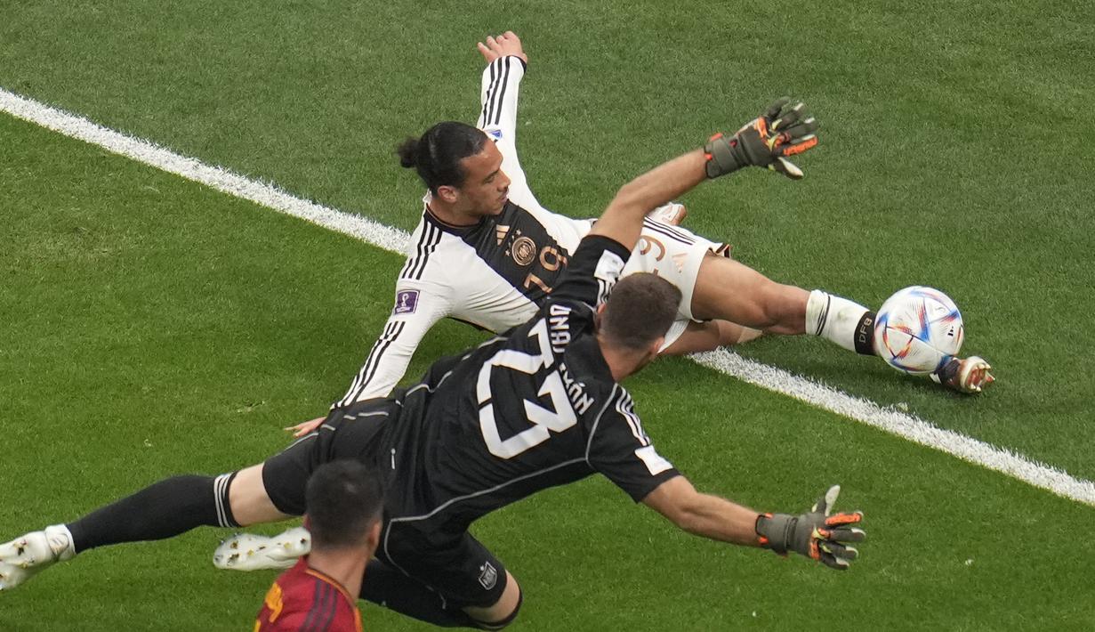 Leroy Sane yang juga merupakan pemain pengganti hampir saja membuat gol ke gawang Spanyol dipenghujung waktu. Hasil imbang ini memastikan persaingan Grup E masih panas. Meskipun, Spanyol masih tetap berada di puncak klasemen dengan empat poin, sedangkan Jerman paling buncit dengan satu poin. (AP Photo/Ricardo Mazalan)