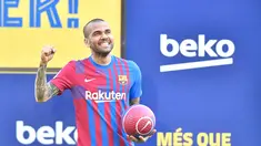Bek baru Barcelona Brasil Dani Alves tersenyum selama upacara presentasi di stadion Camp Nou di Barcelona (17/11/2021). Dani Alves resmi diperkenalkan sebagai rekrutan anyar Barcelona di Stadion Camp Nou, Rabu (17/11) malam WIB. (AFP/Pau Barrena)