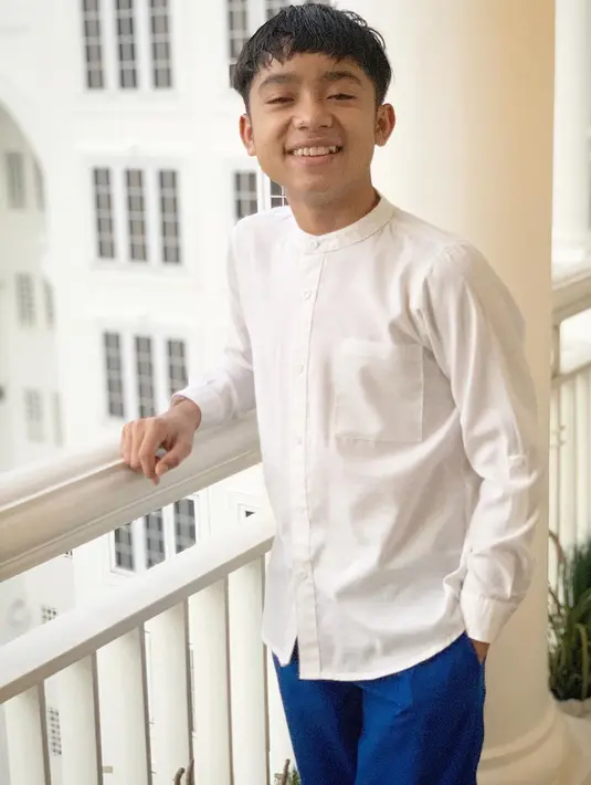 "Jadi ada beberapa pelajaran Betrand yang aku jadi gurunya. Tapi ada beberapa pelajaran misalnya, yah paham kan yang aku nggak bisa kan haha," tutur Ruben Onsu.  (Instagram/Betrandpetoputraonsu)