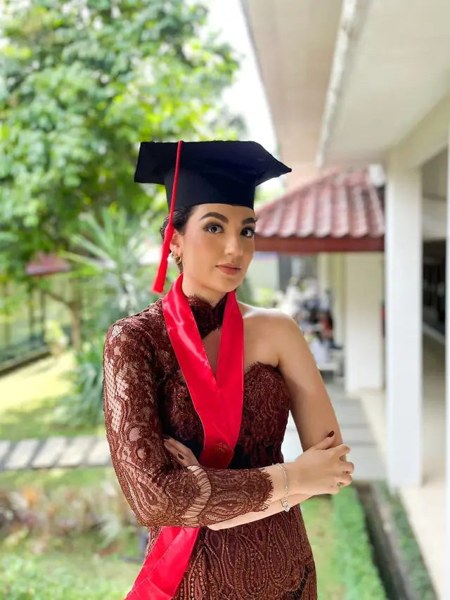 Potret Tsania Marwa Dampingi Adik Wisuda, Paras Bak Kembar Curi Perhatian
