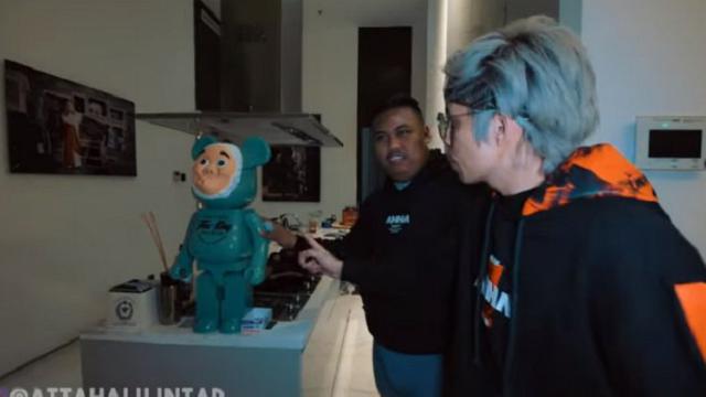 Ajudan Pribadi koleksi mainan mahal di dalam apartemennya (YouTube Atta Halilintar)