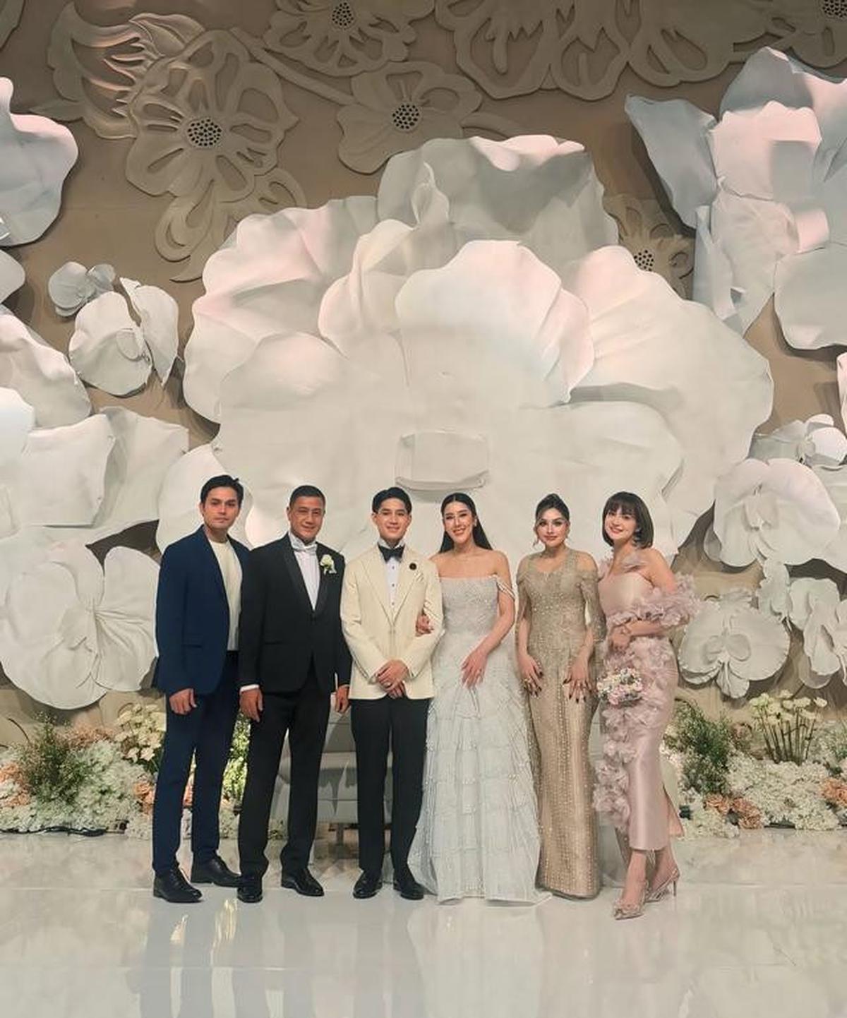 6 Potret Dekorasi Acara Pernikahan Teuku Rassya dan Cleantha Islan yang Serba Putih dan Elegan