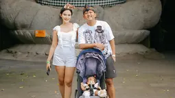 Kerap habiskan waktu bersama dengan keluarga, Denny Caknan memang kerap mengajak buah hatinya jalan-jalan. Sebelumnya pasangan ini pun sempat menikmati momen liburan di Malaysia bersama Baby Cunda. Banyak dari netizen pun kerap memuji kekompakan keluarga kecilnya di media sosial Instagram. (Liputan6.com/IG/@denny_caknan)