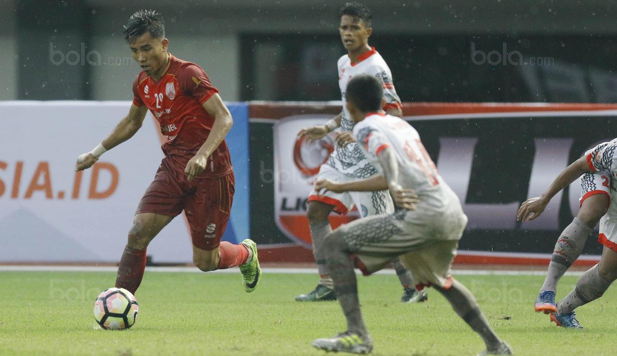 Striker Persis Solo, Rudiyana, menghindari kejaran pemain Martapura FC pada laga 8 besar Liga 2 Indonesia di Stadion Patriot, Bekasi, Kamis (9/11/2017). Persis kalah 0-1 dari Martapura FC. (Bola.com/M Iqbal Ichsan)