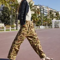 Celine merilis koleksi Women Summer 22 lewat 'Baie Des Anges' yang difilmkan sendiri oleh direktur kreatifnya Hedi Slimane di kawasan bersejarah di Pantai Mediterania, Nice, Prancis (Foto: Celine)