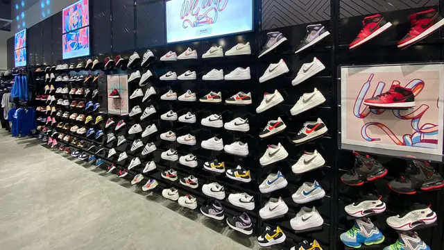 Foot Locker baru saja membuka storenya di Jakarta, dengan sneakers-sneakers ekslusifnya