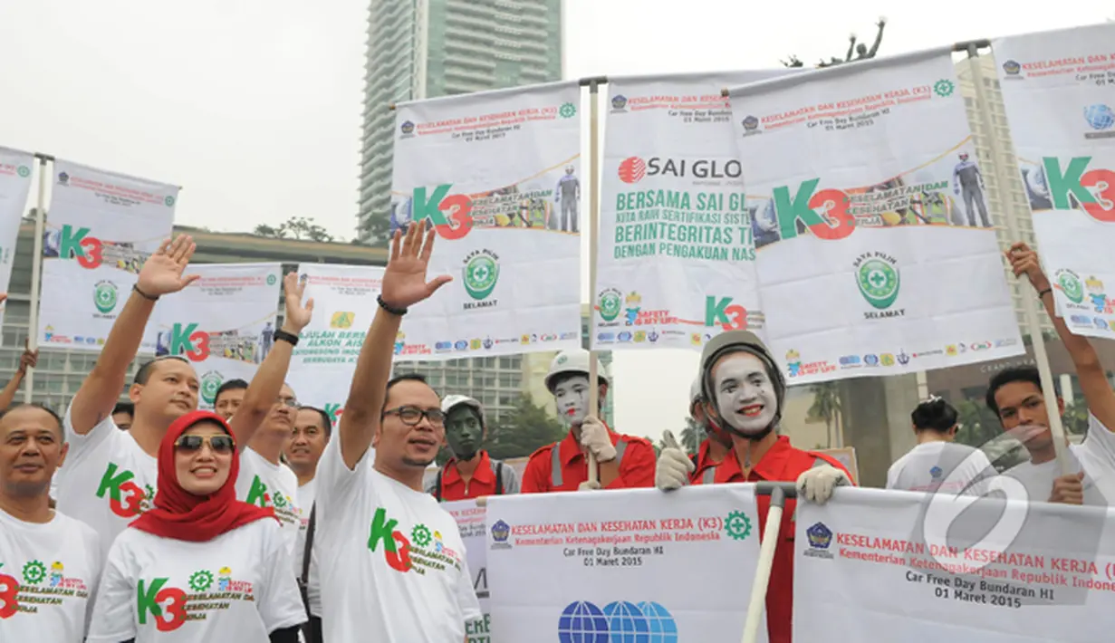 Menteri Hanif Dhakiri didampingi istri Marifah melakukan kampanye Keselamatan dan Kesehatan Kerja (K3) di Bundaran HI, Jakarta, Minggu (1/3/2015). Kegiatan tersebut untuk meningkatkan kesadaran masyarakat akan pentingnya K3. (Liputan6.com/Herman Zakharia)