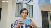 Ardit Erwandha dengan Samsung Galaxy A32.