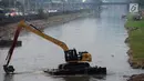Aktivitas para pekerja saat alat berat mengeruk endapan material lumpur dari Kanal Banjir Barat di Kawasan Roxy, Jakarta, Sabtu (21/4). Selain mencegah pendangkalan, pengerukan juga dilakukan untuk mengantisipasi banjir. (Merdeka.com/Imam Buhori)