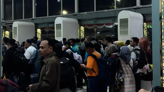 Penumpang Makin Membeludak dan Antrean Refund Mengular di Stasiun Senen Buntut KA Argo Bromo Anggrek Anjlok