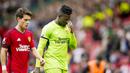 Kiper Manchester United, Andre Onana, tertunduk lesu setelah ditaklukkan Brighton and Hove Albion pada laga Liga Inggris di Stadion Old Trafford, Sabtu (16/9/2023). Setan Merah takluk 1-3 dari Brighton. Ini menjadi kekalahan kedua Manchester United secara beruntun di Premier League 2023/2024. Sebelum jeda internasional, Setan Merah juga takluk 1-3 saat bermain di markas Arsenal. (AP Photo/Dave Thompson)